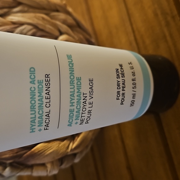 3 For $10 Beyond Glow Hyaluronic Acid & Niacinamide Facial Cleanser  Dry Skin. - Picture 2 of 4